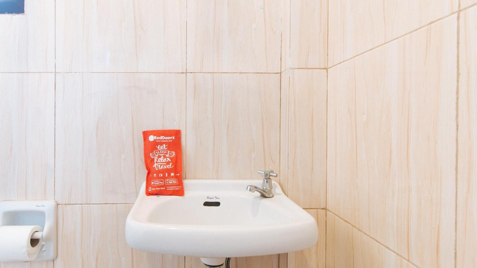 فندق Reddoorz Near Christ The King Medical Center Las Piñas المظهر الخارجي الصورة