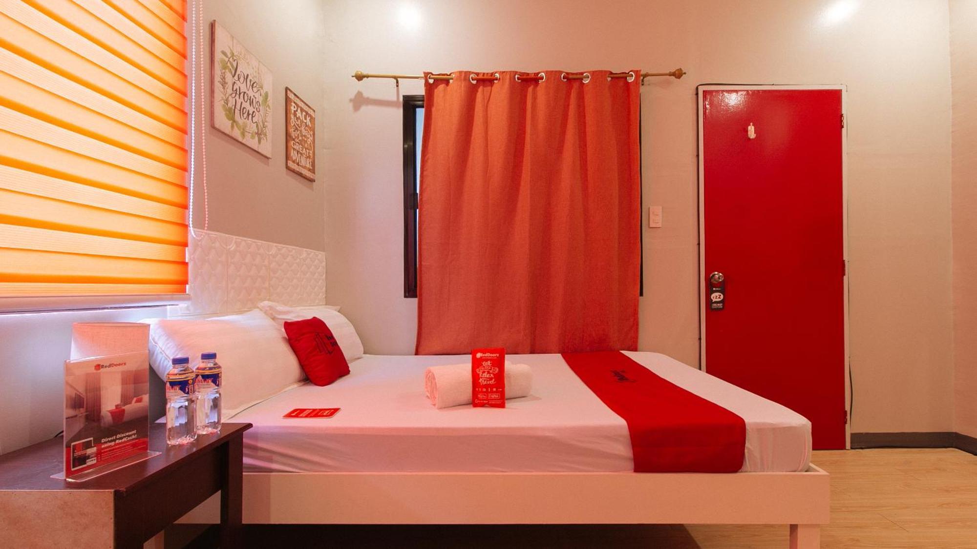 فندق Reddoorz Near Christ The King Medical Center Las Piñas المظهر الخارجي الصورة