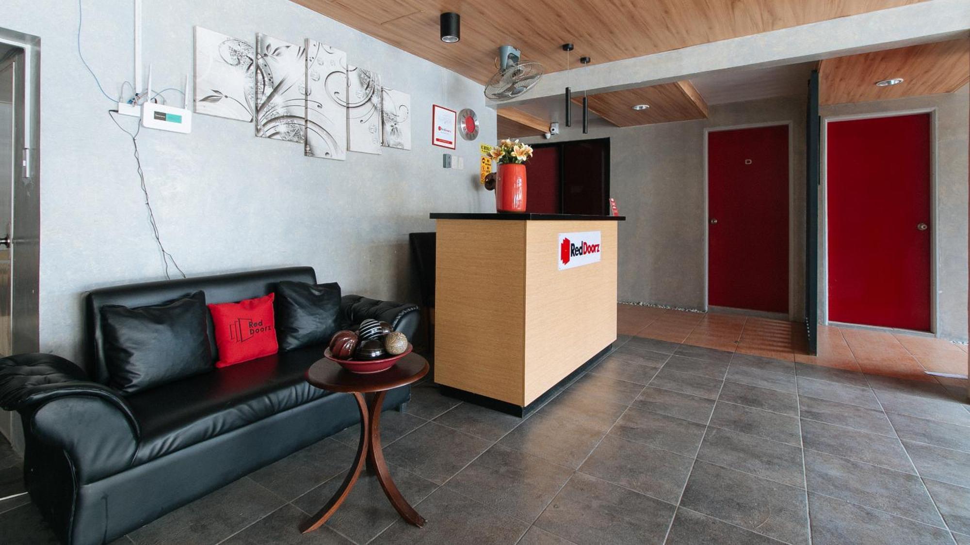 فندق Reddoorz Near Christ The King Medical Center Las Piñas المظهر الخارجي الصورة